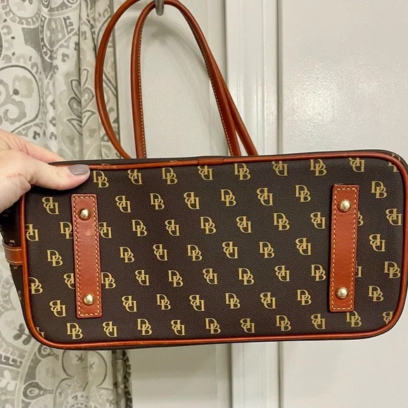 Beautiful Dooney and Bourke large purse with registration card. - Picture 12 of 16